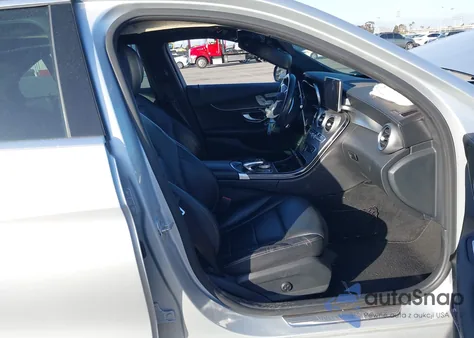 2016 Mercedes-Benz C 300 Sport z USA, uszkodzony, nr VIN 55SWF4JB2GU106895